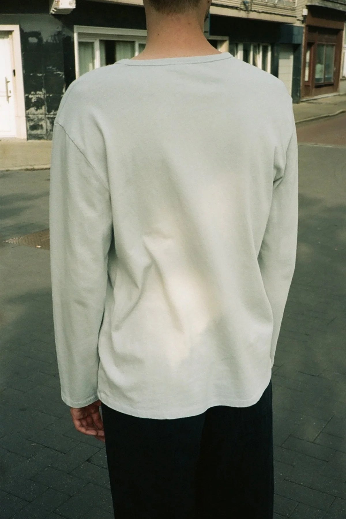 fig. 6: The Long Sleeve T-Shirt in Clay