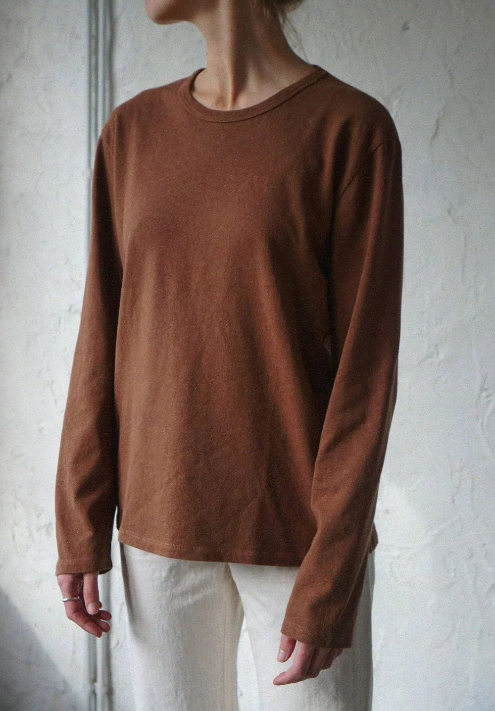 fig. 6: The Long Sleeve T-Shirt in Cocoa